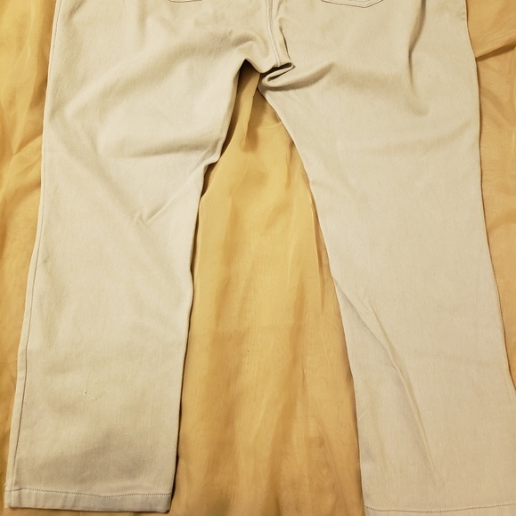 Bandolino Stone-washed light Blue Denim Capris - Picture 2 of 2